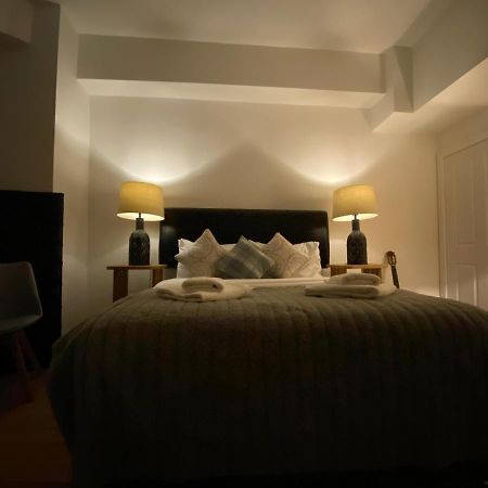 Queen Street Boutique Suites EDI Exterior foto A bedroom at the hotel
