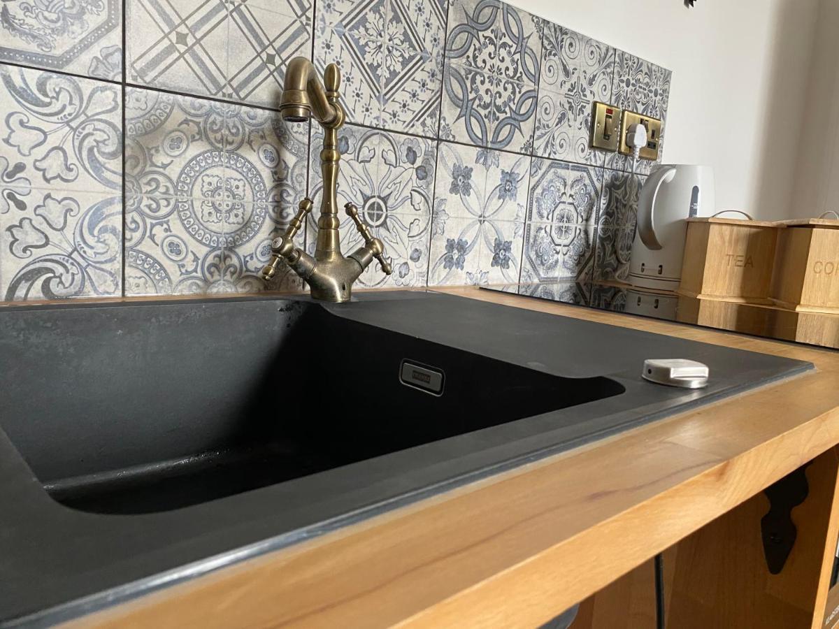 Queen Street Boutique Suites EDI Exterior foto A kitchen sink made of concrete