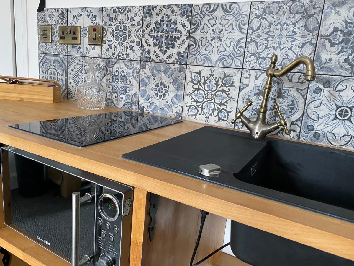 Queen Street Boutique Suites EDI Exterior foto A kitchen with a black sink