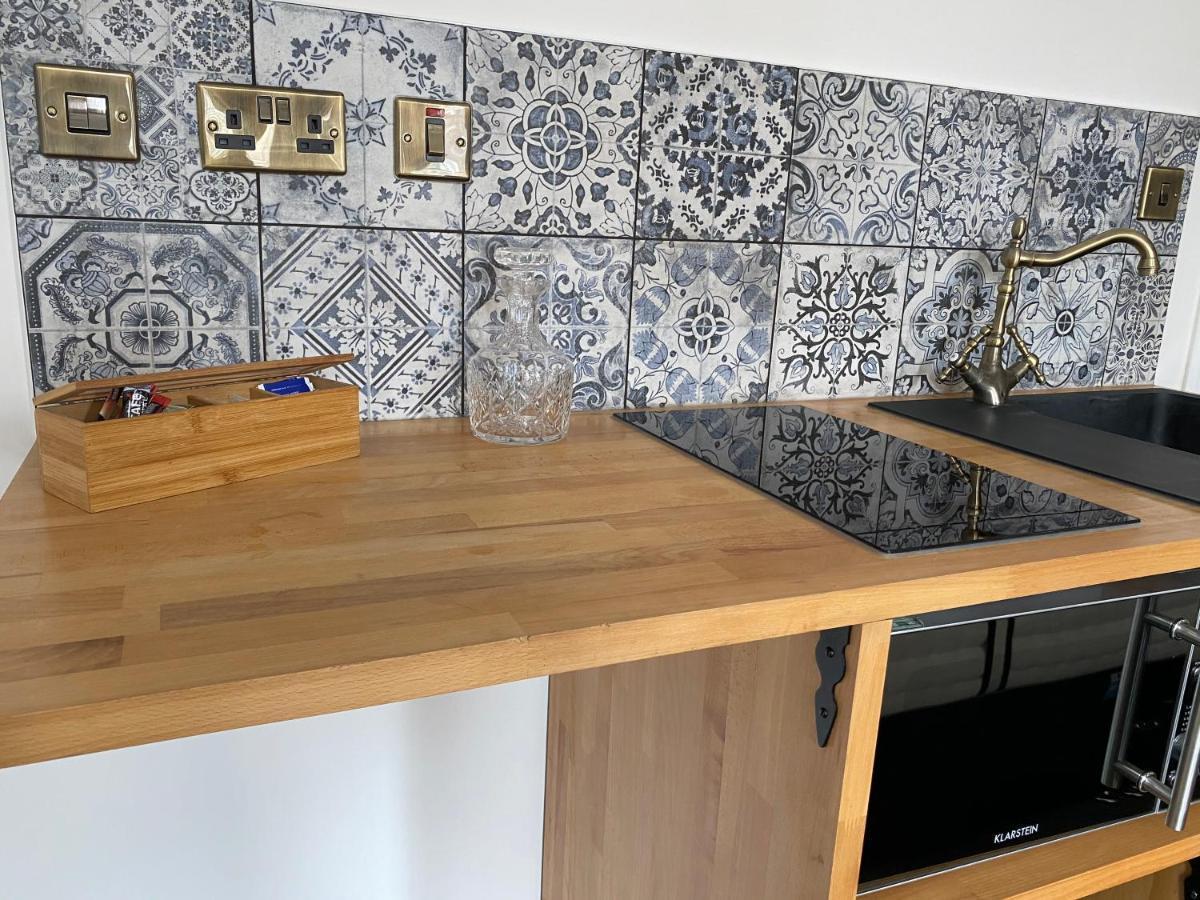 Queen Street Boutique Suites EDI Exterior foto A kitchen in a micro apartment