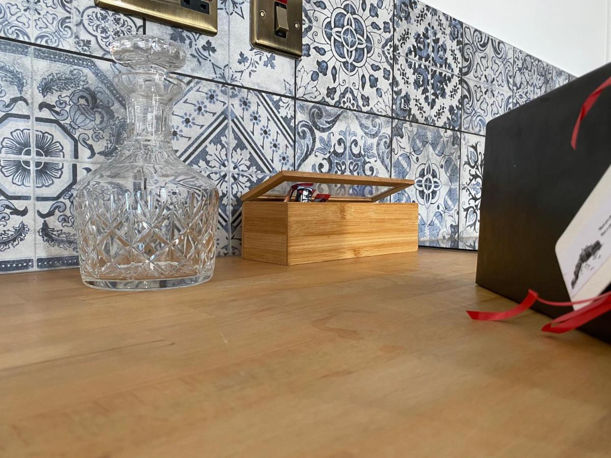 Queen Street Boutique Suites EDI Exterior foto A kitchen countertop made of laminate