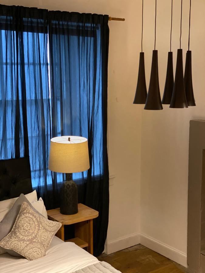 Queen Street Boutique Suites EDI Exterior foto A lamp