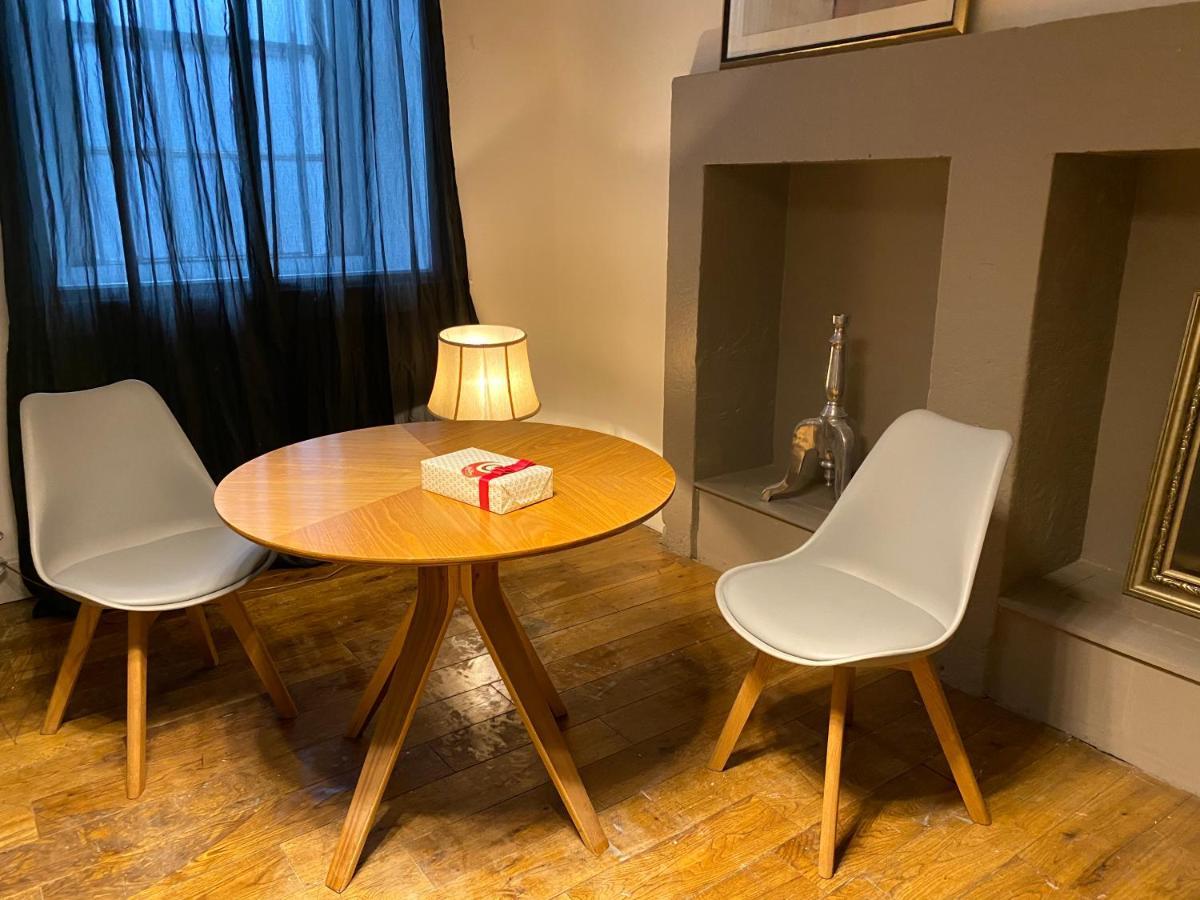 Queen Street Boutique Suites EDI Exterior foto A tulip table