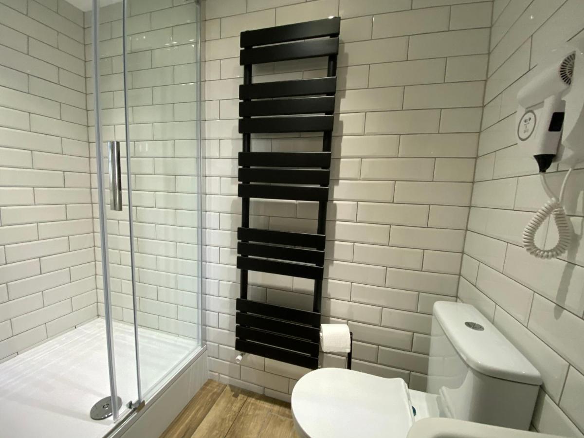 Queen Street Boutique Suites EDI Exterior foto A heated towel rail in a bathroom