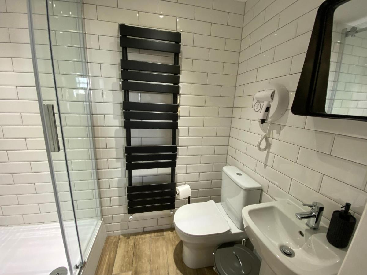 Queen Street Boutique Suites EDI Exterior foto A heated towel rail in a bathroom