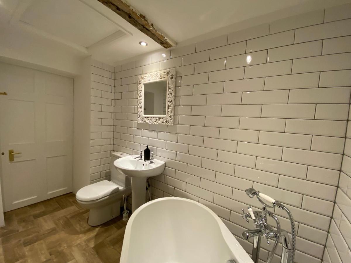 Queen Street Boutique Suites EDI Exterior foto Bathroom with white metro tiles