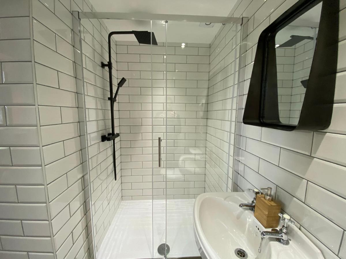 Queen Street Boutique Suites EDI Exterior foto A shower cubicle
