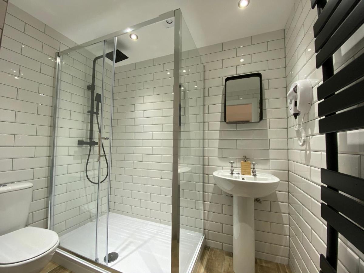 Queen Street Boutique Suites EDI Exterior foto A shower cubicle