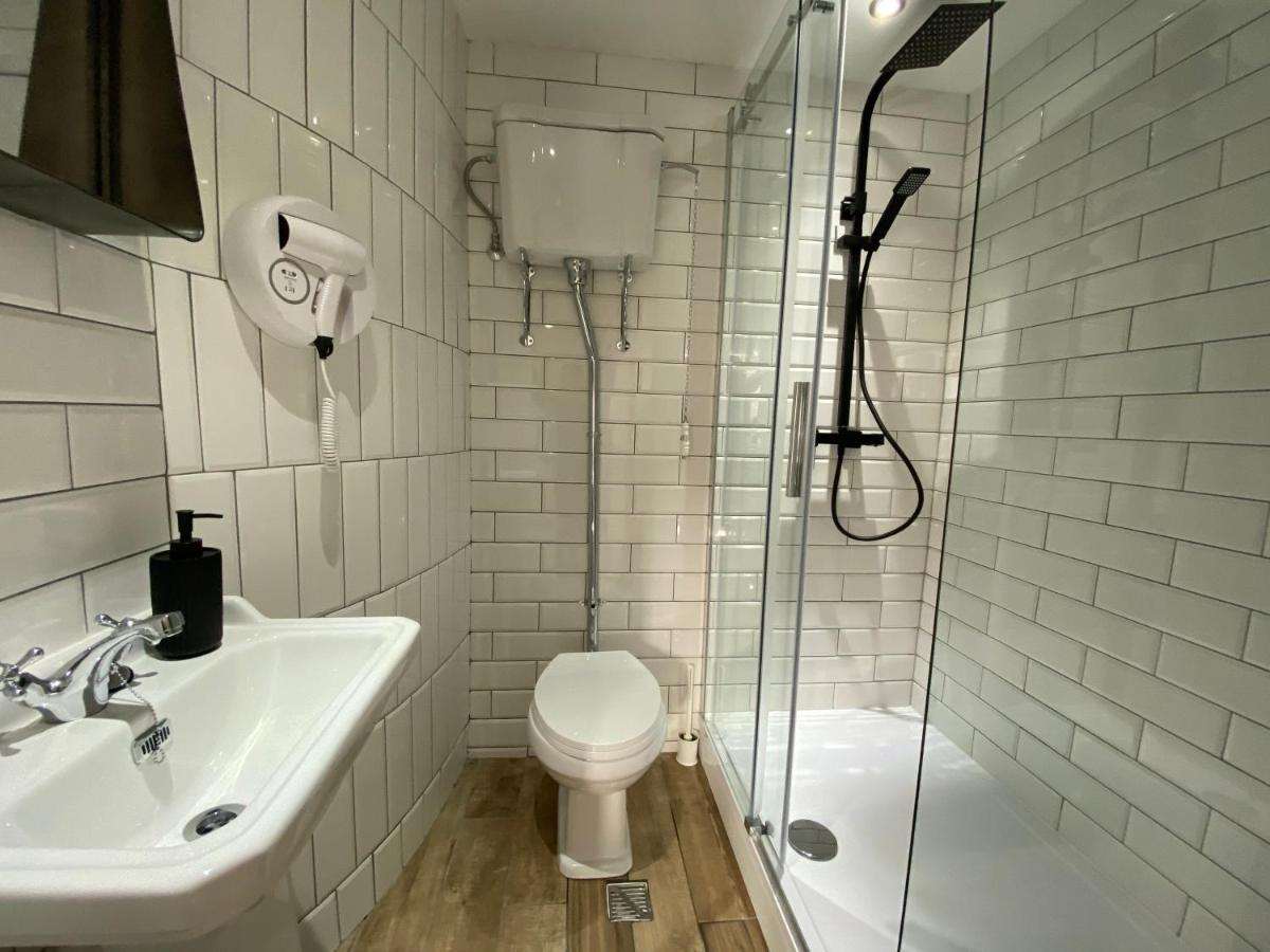 Queen Street Boutique Suites EDI Exterior foto A shower room