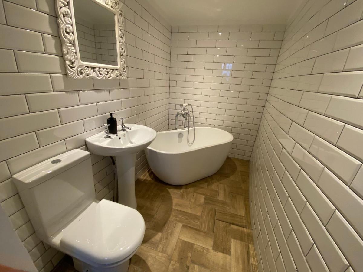Queen Street Boutique Suites EDI Exterior foto Bathroom with white metro tiles